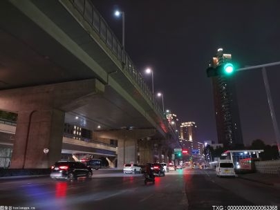 江北新区试点通行新规 大型货车“右转必停”