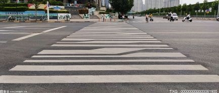 南京设立24处右转须停车让行路口 保障非机动车行人通行安全