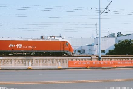 江苏首列中老铁路国际货运列车开行 共载有70个标箱出口货物