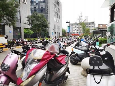 记者探访南京老旧小区 电动自行车乱停乱放明显规范